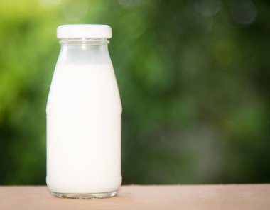 Masada bardakta süt.