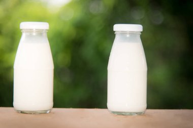 Masada bardakta süt.