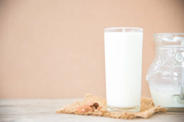 Leche en vaso sobre mesa . —  Fotos de Stock