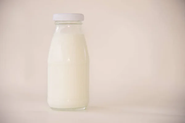 Mléko ve skle na stůl. — Stock fotografie