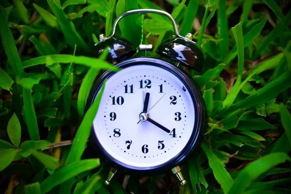 Görüntü arka plan üzerinde vintage saat kadar kapatın.