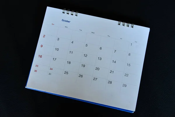 Calendario sfocato su nero . — Foto Stock