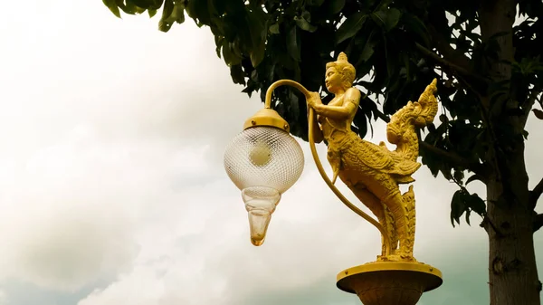 Buddha nel tempio thailandese . — Foto Stock