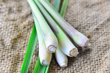 Ahşap doku taze limon