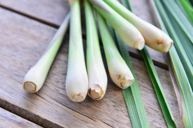 Ahşap doku taze limon