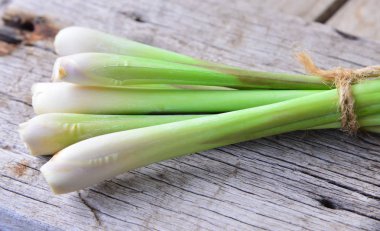 Ahşap doku taze limon