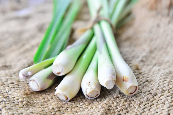 Ahşap doku taze limon