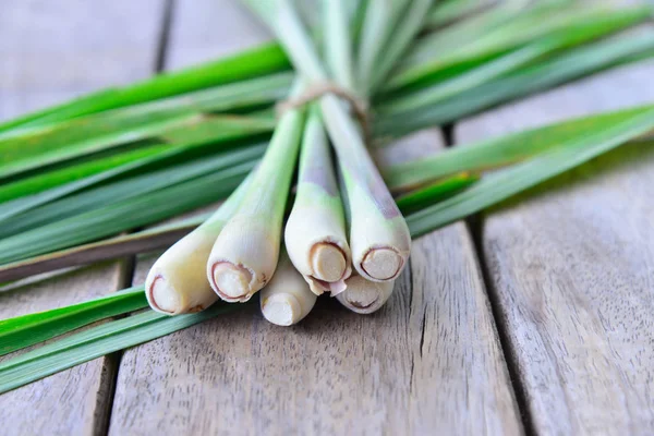 Ahşap doku taze limon