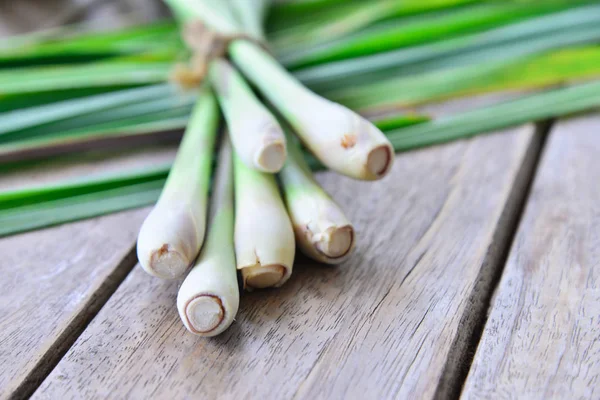 Ahşap doku taze limon