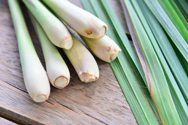 Ahşap doku taze limon