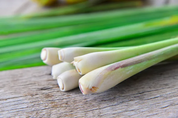 Ahşap doku taze limon