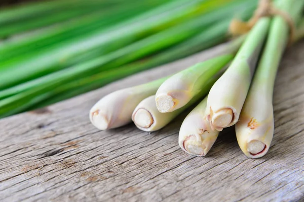 Ahşap doku taze limon