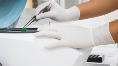 El ile santrifüj laboratuarda çalışan bilim adamı.