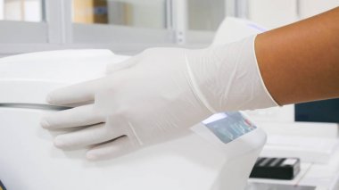 El ile santrifüj laboratuarda çalışan bilim adamı.