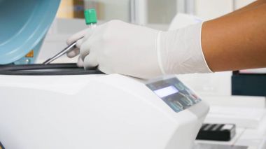 El ile santrifüj laboratuarda çalışan bilim adamı.