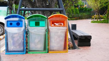 parkta üzerinde bin.