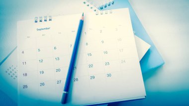 Beyaz arka plan bulanık takvim sayfasında.