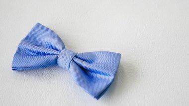 Beyaz arkaplanda mavi fiyonk.