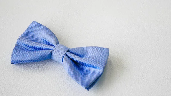 Beyaz arkaplanda mavi fiyonk.