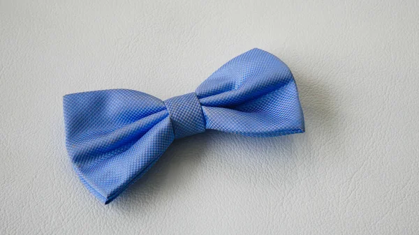 Beyaz arkaplanda mavi fiyonk.