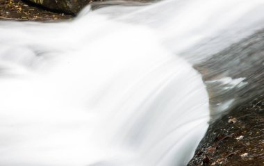 doğada beyaz şelale.