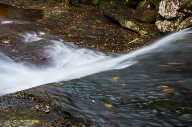 doğada beyaz şelale.