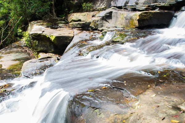doğada beyaz şelale.