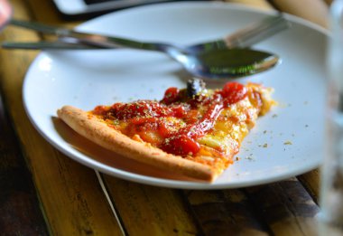 Plaka bambu masa üzerinde mantar pizza.