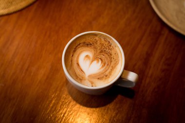 Kahve fincanı masada..