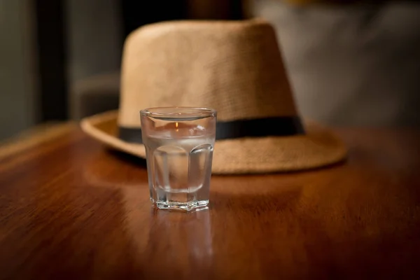 Agua pura sobre vidrio con sombrero vintage — Foto de Stock