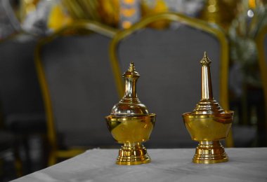 Altın şişe su dökmek tapınak Tayland.