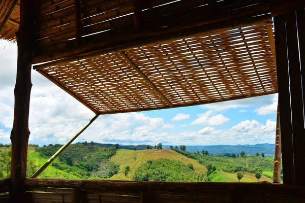 Finestra di bambù con vista sulle montagne . — Foto Stock