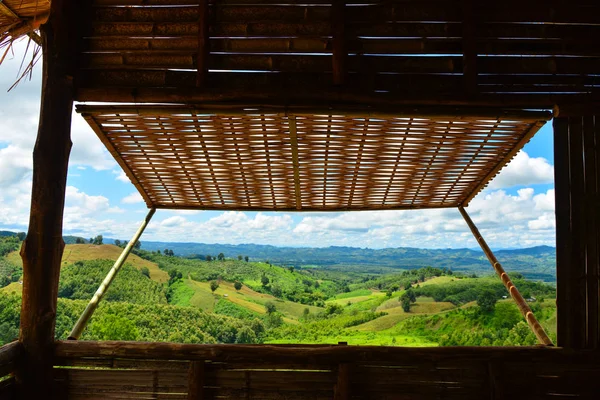 Finestra di bambù con vista sulle montagne . — Foto Stock