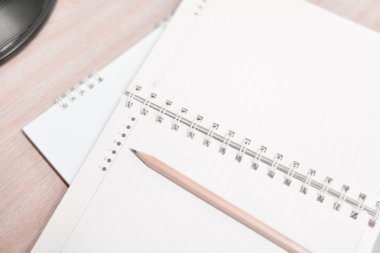 Kalem ve defter beyaz ses tonuyla bulanıklığı.