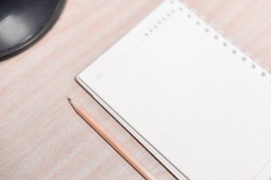 Kalem ve defter beyaz ses tonuyla bulanıklığı.