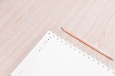 Kalem ve defter beyaz ses tonuyla bulanıklığı.