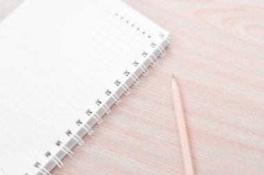 Kalem ve defter beyaz ses tonuyla bulanıklığı.