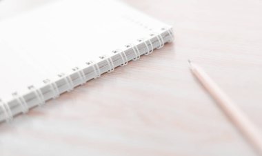 Kalem ve defter beyaz ses tonuyla bulanıklığı.