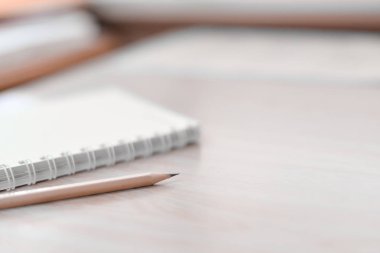 Kalem ve defter beyaz ses tonuyla bulanıklığı.