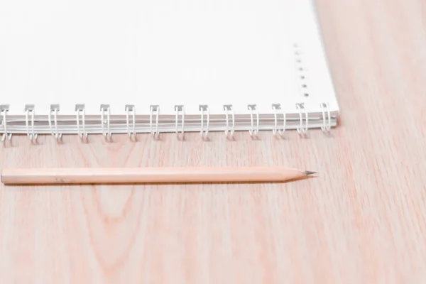Blur μολύβι και σημειωματάριο σε λευκό τόνο. — Φωτογραφία Αρχείου