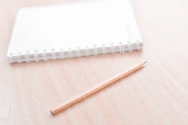 Vervagen van potlood en notebook in witte Toon. — Stockfoto