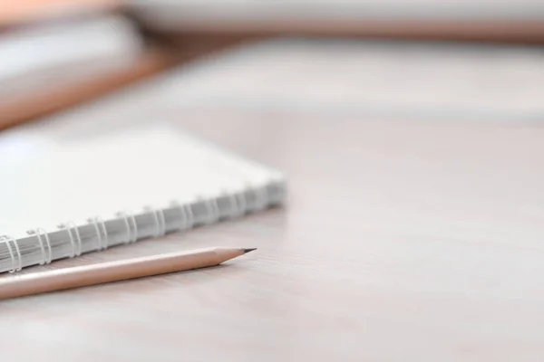Borrão lápis e caderno em tom branco . — Fotografia de Stock