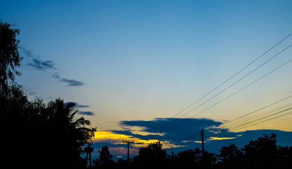 Elektroniska pole på himmel bakgrund. — Stockfoto