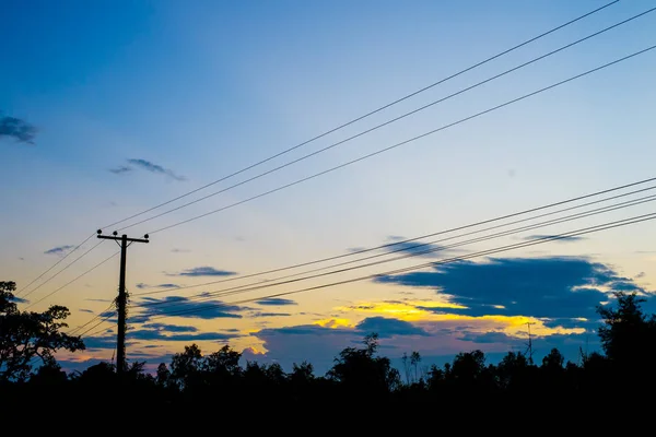 Elektronické pole na pozadí oblohy. — Stock fotografie
