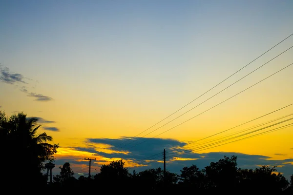 Elektronické pole na pozadí oblohy. — Stock fotografie