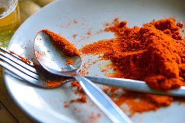 plaka bambu masada kırmızı biber.