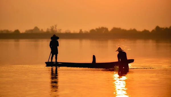 Fischer vor dem Hintergrund des Sonnenuntergangs. — Stockfoto