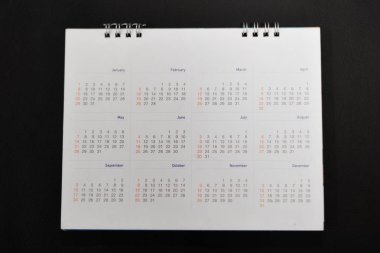 siyah arka plan üzerine beyaz takvim.