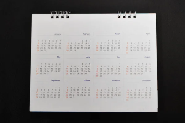Ημερολόγιο λευκό σε μαύρο φόντο. — Φωτογραφία Αρχείου