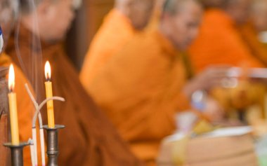 Keşiş backgeound bulanık mum ışığı.